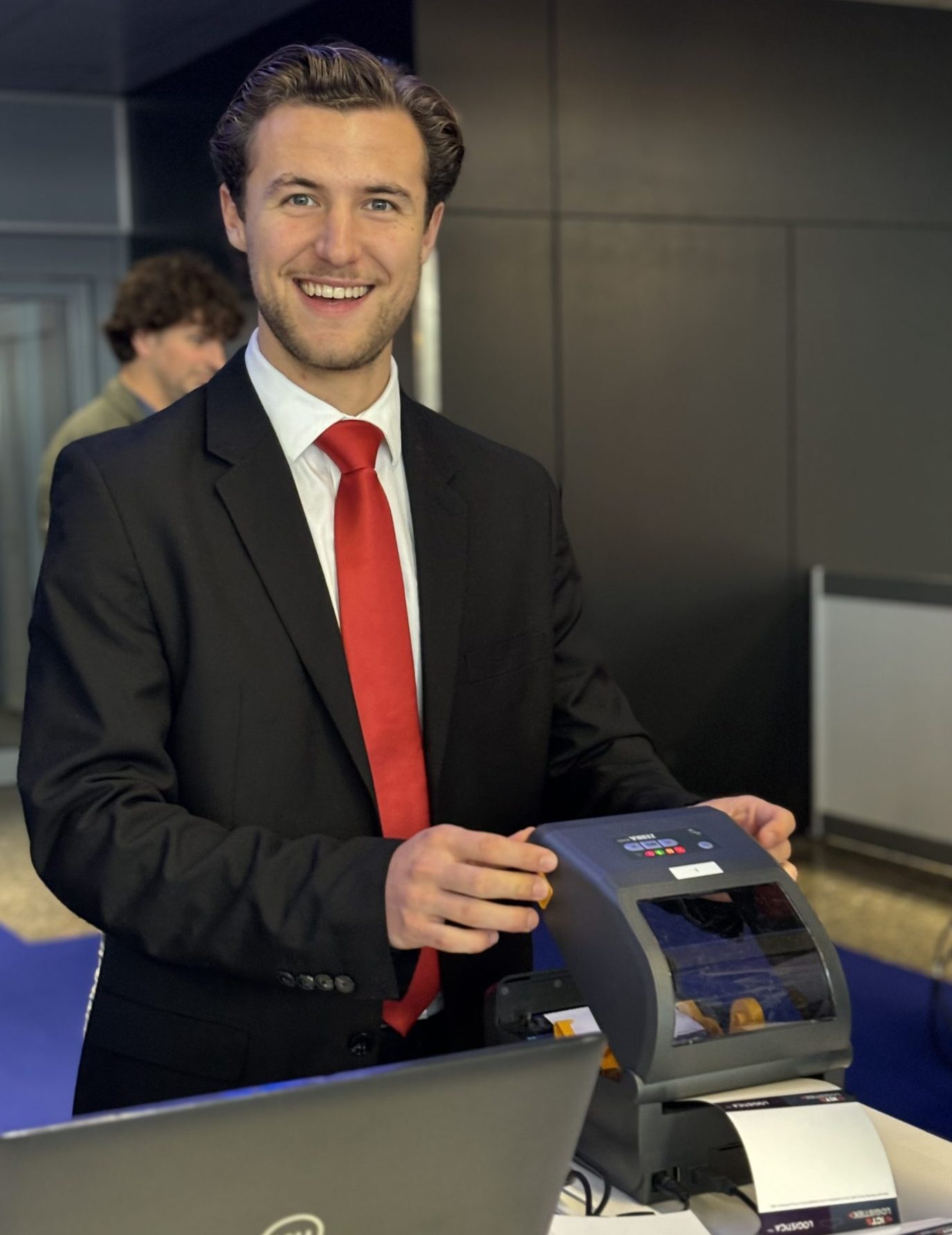 verwelkomen van gasten tijdens beurs, host